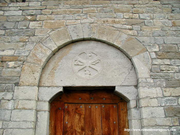 DETALLE PORTADA: TMPANO CON CRISMN TRINITARIO